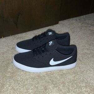 Black and white Nike sb, NEW WITHOUT TAGS!
